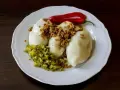 Trzy sycące kartacze z mięsem, posypane skwarkami, z dodatkiem ogórka kiszonego i ostrej papryczki.