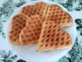 Sześć pysznych gofrów w kształcie serca, idealnych na walentynki. Prosty gofry przepis, który zachwyci każdego.