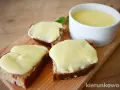 Smażony ser z twarogu na chlebie, idealny na szybkie śniadanie. Prosty przepis na pyszny, domowy przysmak.