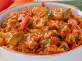 Pyszny bigos z cukinii, pomidorów i papryki, duszony w aromatycznym sosie. Idealny na letni obiad.