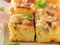 Pyszne ciasto drożdżowe z kruszonką i rabarbarem, idealne do pieczenia w temperaturze 180°C.