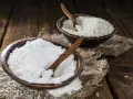 Mąka ryżowa, w przeciwieństwie do pszennej, nie zawiera glutenu. Na zdjęciu widać ją obok ziaren ryżu.