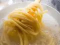 Jak ugotować makaron? Zobacz, jak spaghetti wrze w garnku, gotowe do podania.