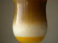 Warstwowe drinki z adwokatem: żółty spód, biała warstwa i brązowa góra. Idealne na letnie popołudnie.