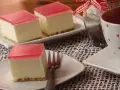 Sernik na zimno z sera z wiaderka i galaretek, idealny na letnie popołudnie.