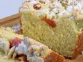 Puszyste ciasto drożdżowe z rabarbarem, posypane cukrem pudrem i kruszonką. Idealne na wiosenne popołudnie.