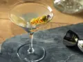 Klasyczny drink Jamesa Bonda, martini z oliwkami, gotowy do podania.