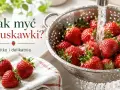 Jak myć truskawki? Woda spływa po świeżych owocach w durszlaku, przygotowując je do jedzenia.