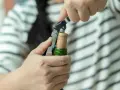 Otwieranie wina bez korkociągu jest możliwe! Zobacz, jak łatwo wyjąć korek z butelki za pomocą prostego narzędzia.