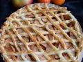 Pyszna tarta z ciasta francuskiego na słodko, wypełniona jabłkami i cynamonem, z kratką z ciasta na wierzchu.