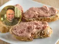 Smaczny pasztet z mięsa z rosołu na chlebie. Uśmiechnięty mężczyzna w okrągłej ramce.