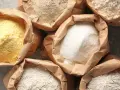 Różne rodzaje mąki w papierowych torbach. Czy mąka żytnia ma gluten? Tak, zawiera go, podobnie jak pszenna.