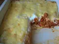 Pyszne cannelloni z mięsem mielonym, zapieczone pod warstwą sera i sosu beszamelowego.