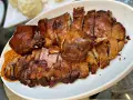 Chrupiąca pieczona gęś, pokrojona na kawałki, z przyprawami. Idealna odpowiedź na pytanie, co zrobić z gęsią na obiad.