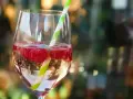 Orzeźwiający drink z malinami i słomką. Idealne bacardi z czymś lekkim i owocowym na upalne dni.