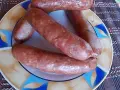Świeżo przygotowane kiełbaski, gotowe do dalszej obróbki. Idealne, by dowiedzieć się, jak zrobić kiełbasę.
