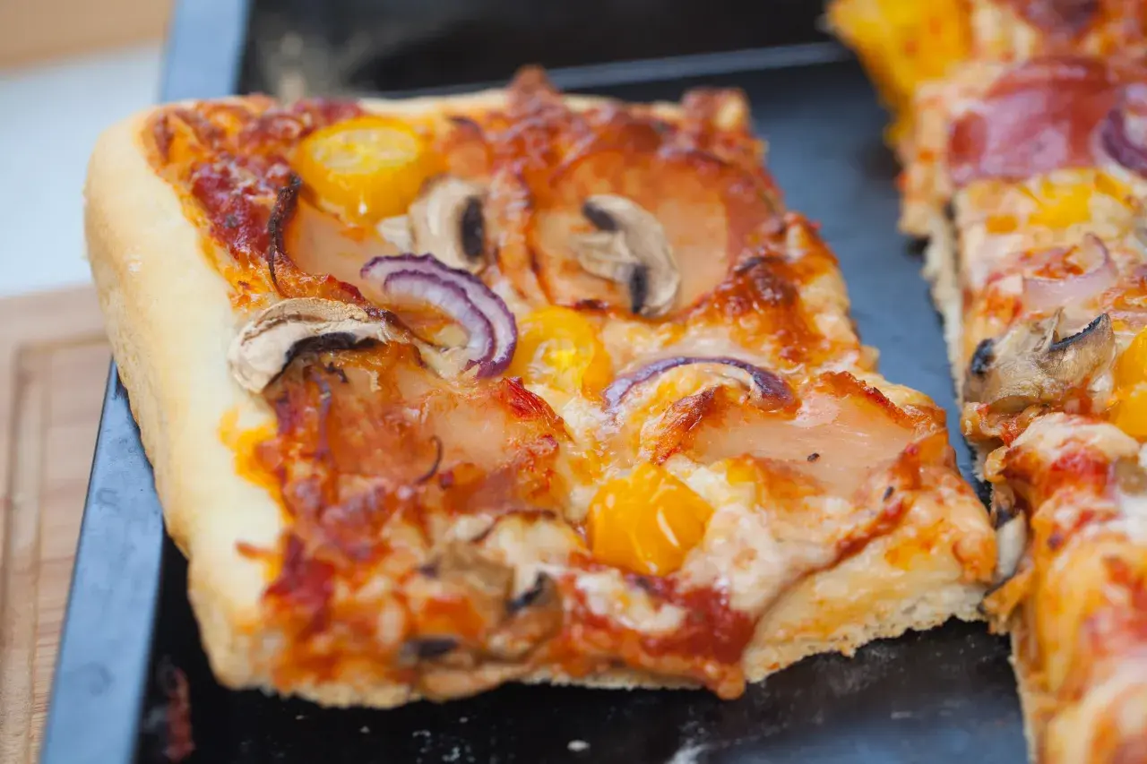 Pyszne ciasto na pizzę z pieczarkami, cebulą i pomidorkami. Idealne na szybki obiad.