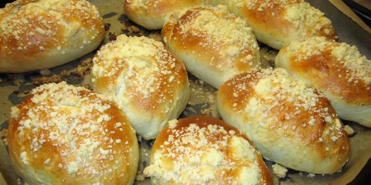 Pyszne jagodzianki z kruszonką, prosto z pieca. Idealne na podwieczorek, zgodnie z przepisem.