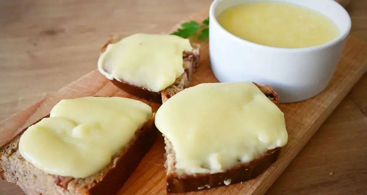 Smażony ser z twarogu na chlebie, idealny na szybkie śniadanie. Prosty przepis na pyszny, domowy przysmak.