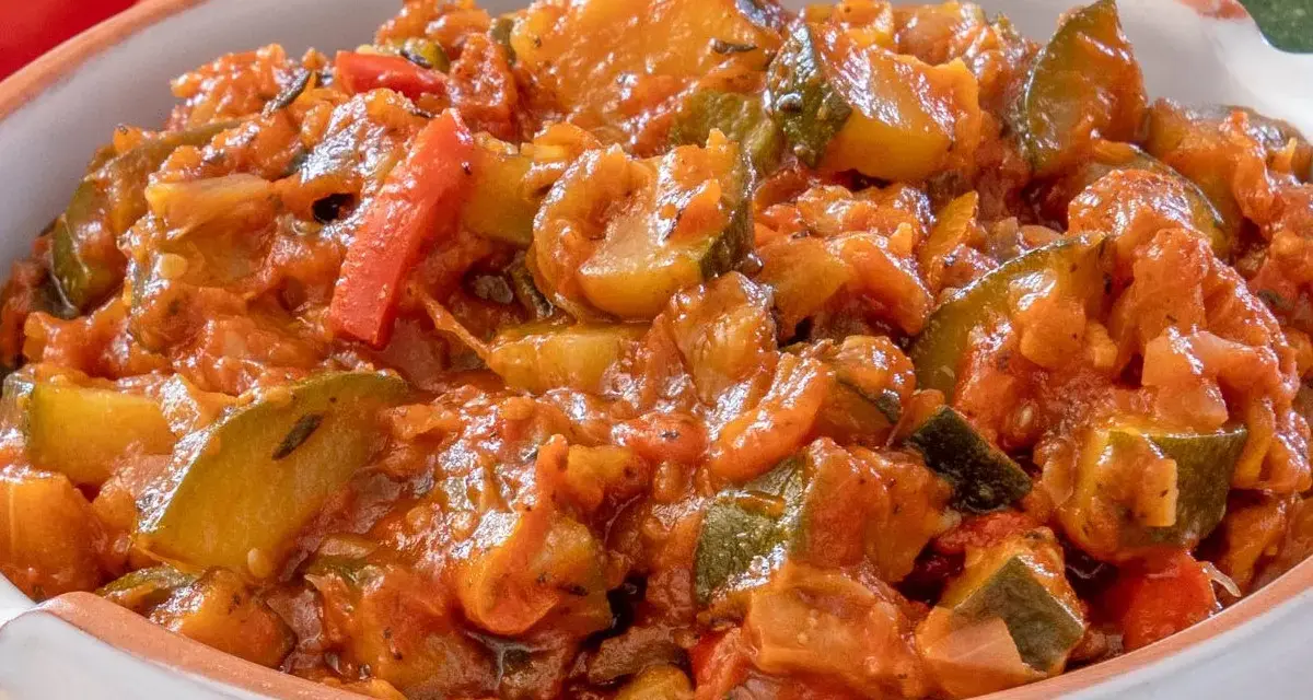 Pyszny bigos z cukinii, pomidorów i papryki, duszony w aromatycznym sosie. Idealny na letni obiad.