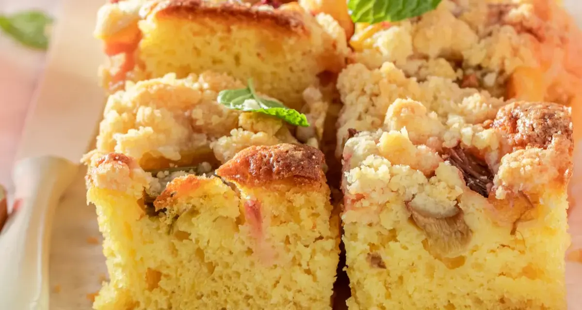 Pyszne ciasto drożdżowe z kruszonką i rabarbarem, idealne do pieczenia w temperaturze 180°C.