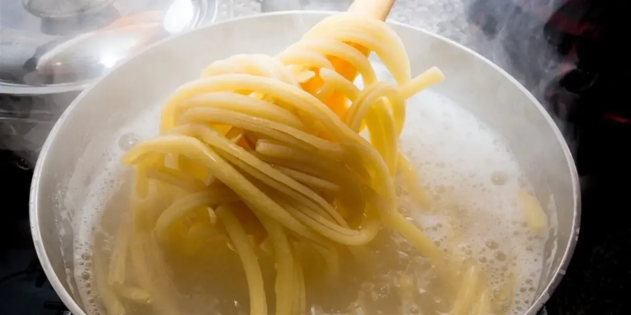 Jak ugotować makaron? Zobacz, jak spaghetti wrze w garnku, gotowe do podania.
