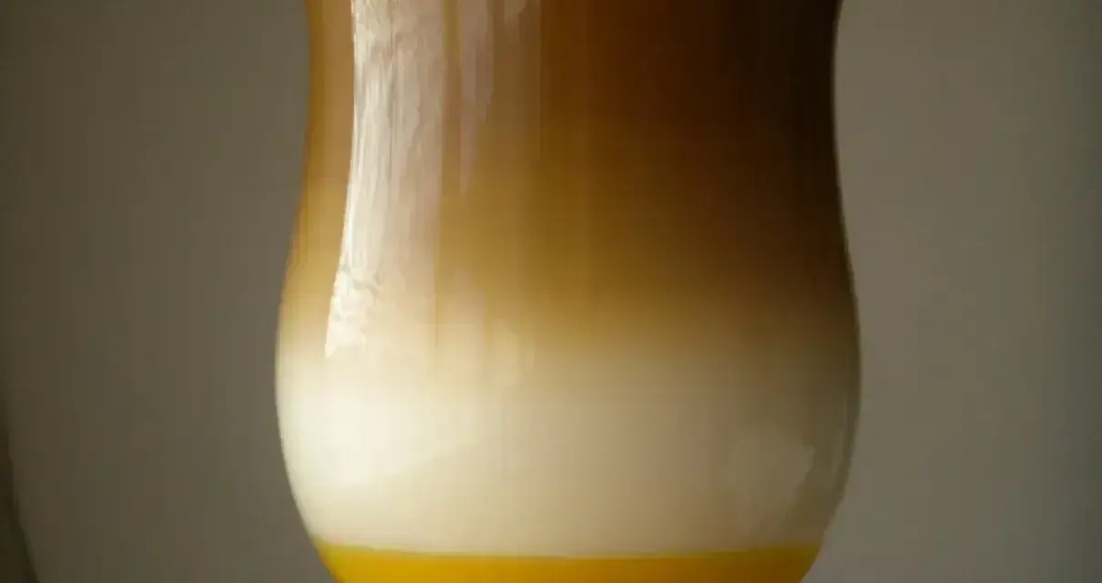Warstwowe drinki z adwokatem: żółty spód, biała warstwa i brązowa góra. Idealne na letnie popołudnie.