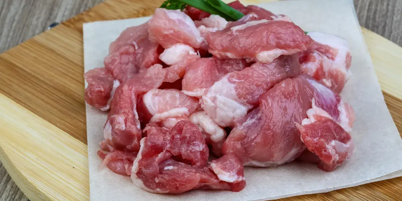 Świeże, pokrojone w kostkę mięso wieprzowe, idealne na aromatyczny gulasz. Wybór, jakie mięso na gulasz, jest kluczowy dla smaku.