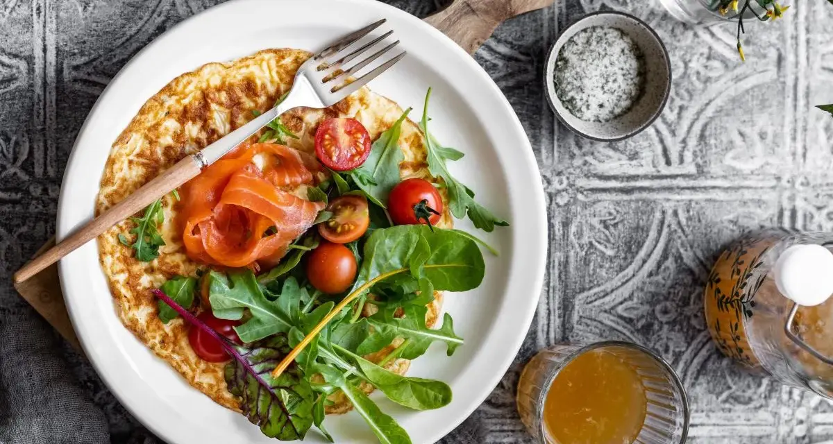 Pyszny omlet na słono z łososiem, rukolą i pomidorkami. Idealny przepis na szybkie śniadanie.