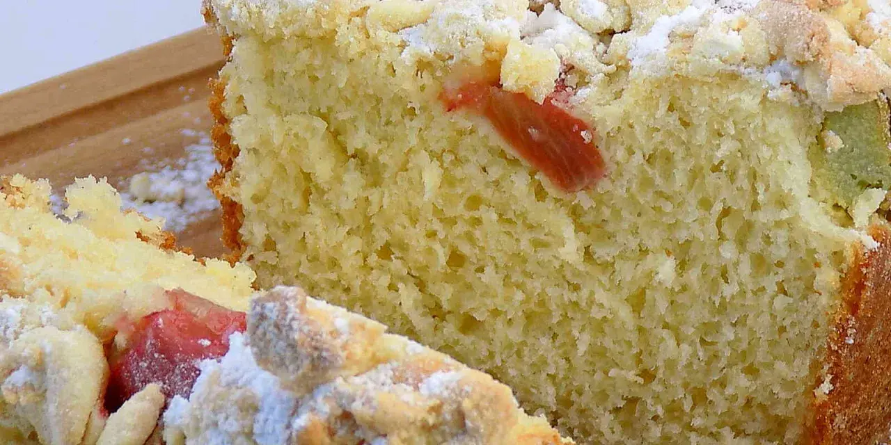 Puszyste ciasto drożdżowe z rabarbarem, posypane cukrem pudrem i kruszonką. Idealne na wiosenne popołudnie.