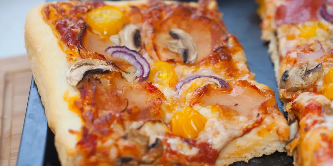 Pyszne ciasto na pizzę z pieczarkami, cebulą i pomidorkami. Idealne na szybki obiad.