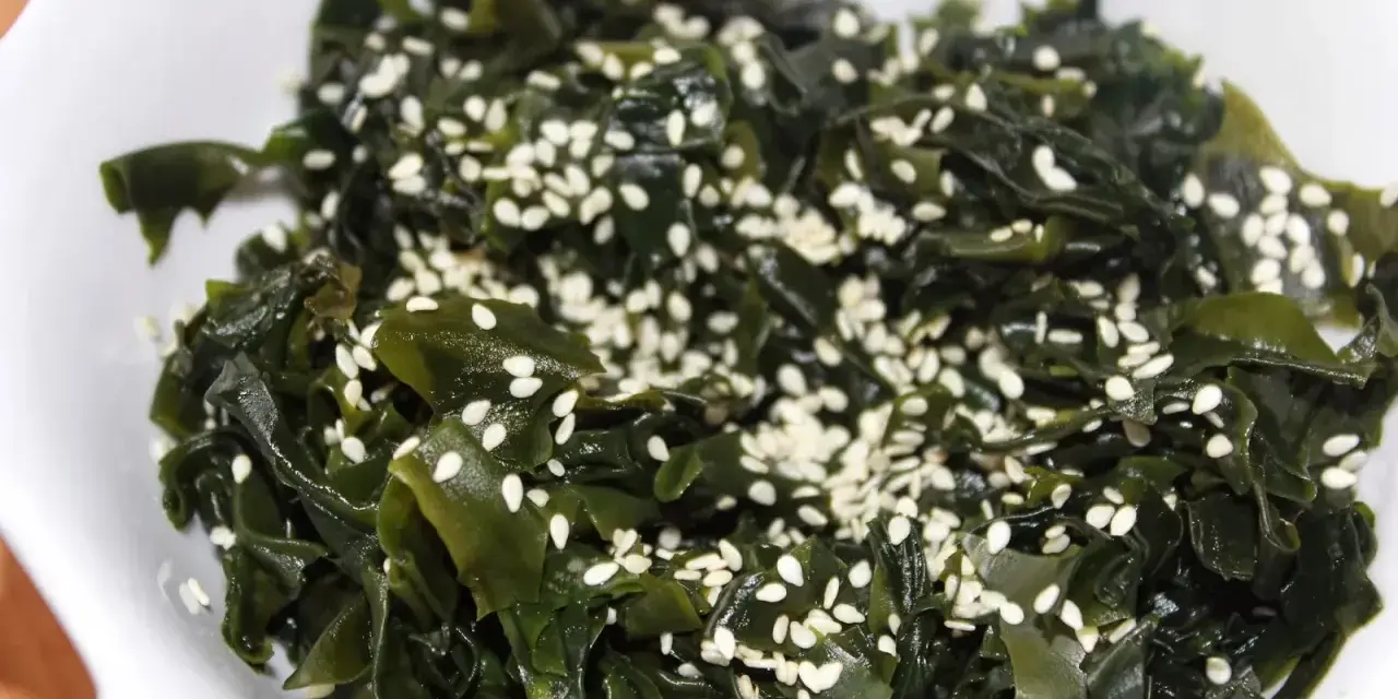 Sałatka z wodorostów wakame, posypana sezamem. Pyszne i zdrowe!