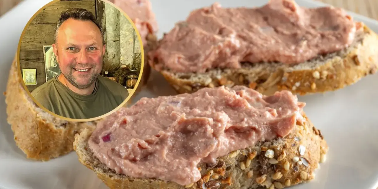 Smaczny pasztet z mięsa z rosołu na chlebie. Uśmiechnięty mężczyzna w okrągłej ramce.