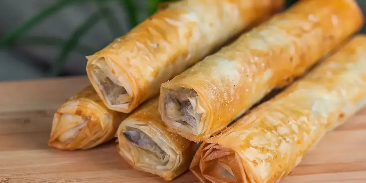 Chrupiące rolki z ciasta filo, przypominające francuskie przekąski, wypełnione farszem.