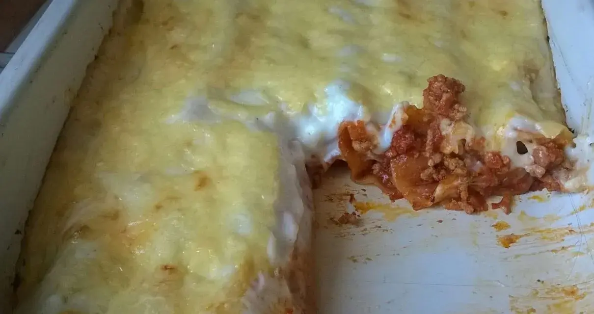 Pyszne cannelloni z mięsem mielonym, zapieczone pod warstwą sera i sosu beszamelowego.