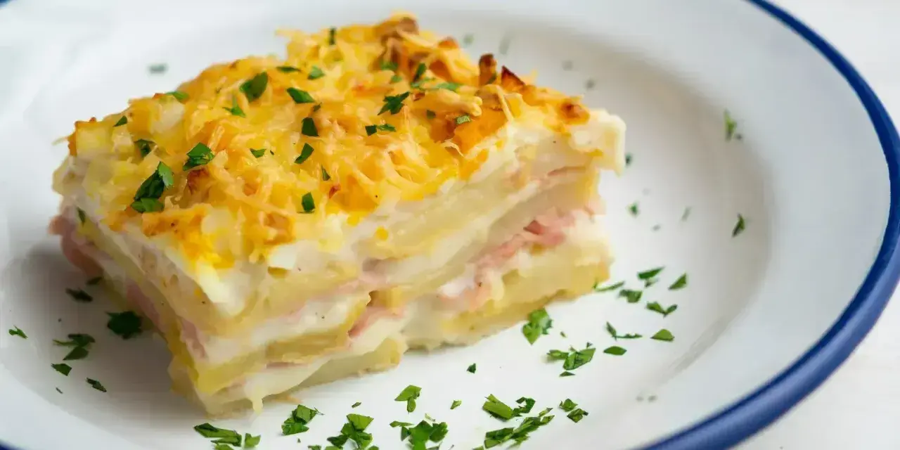 Pyszna warstwowa zapiekanka ziemniaczana z szynką i serem, idealna na obiad. Oto prosty lasagne przepis!