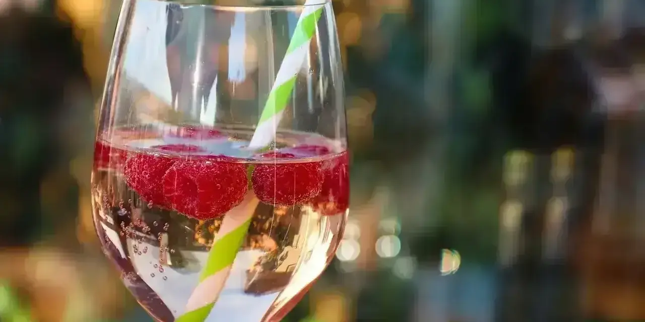 Orzeźwiający drink z malinami i słomką. Idealne bacardi z czymś lekkim i owocowym na upalne dni.
