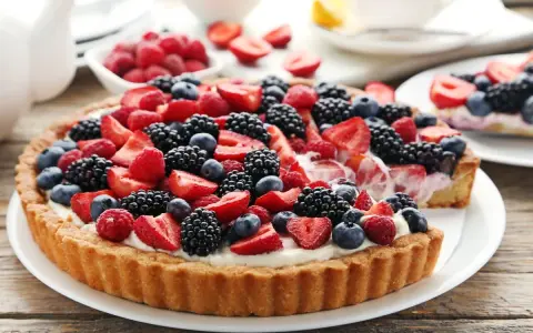 Pyszna tarta z mascarpone, udekorowana świeżymi malinami, borówkami i jeżynami. Idealna na letnie popołudnie.