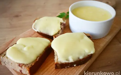 Smażony ser z twarogu na chlebie, idealny na szybkie śniadanie. Prosty przepis na pyszny, domowy przysmak.