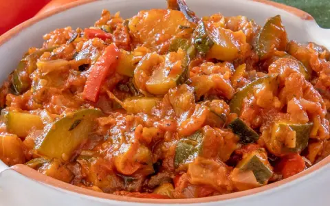 Pyszny bigos z cukinii, pomidorów i papryki, duszony w aromatycznym sosie. Idealny na letni obiad.
