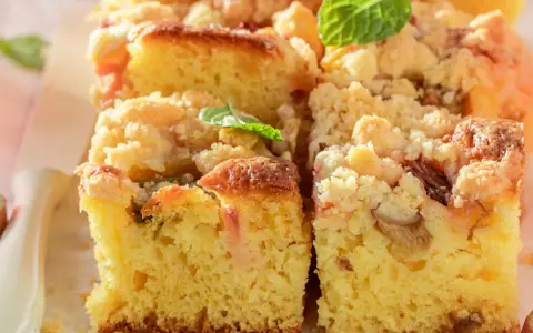 Pyszne ciasto drożdżowe z kruszonką i rabarbarem, idealne do pieczenia w temperaturze 180°C.