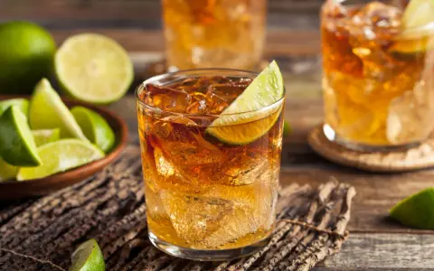 Orzeźwiający drink z bourbonem i limonką, idealny na upalne dni. Z czym pić bourbon? Z pewnością z cytrusami!