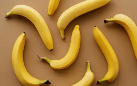 Kilka żółtych bananów ułożonych na brązowym tle. Czy banany można trzymać w lodówce?