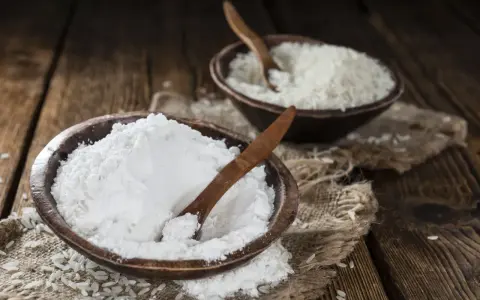 Mąka ryżowa, w przeciwieństwie do pszennej, nie zawiera glutenu. Na zdjęciu widać ją obok ziaren ryżu.
