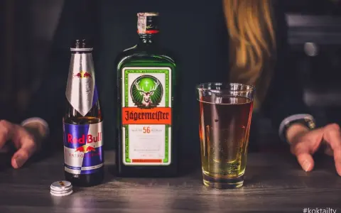 Butelka Jägermeistera, Red Bulla i szklanka z drinkiem. Czy jagermeister to whisky? Nie, to ziołowy likier.