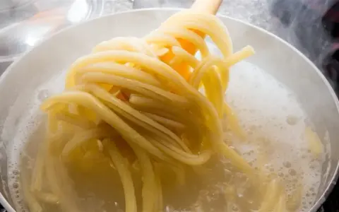 Jak ugotować makaron? Zobacz, jak spaghetti wrze w garnku, gotowe do podania.