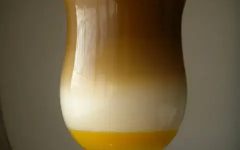 Warstwowe drinki z adwokatem: żółty spód, biała warstwa i brązowa góra. Idealne na letnie popołudnie.