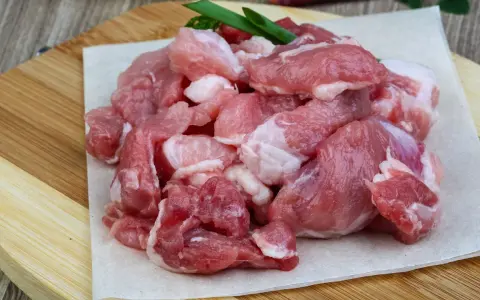 Świeże, pokrojone w kostkę mięso wieprzowe, idealne na aromatyczny gulasz. Wybór, jakie mięso na gulasz, jest kluczowy dla smaku.