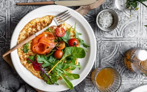 Pyszny omlet na słono z łososiem, rukolą i pomidorkami. Idealny przepis na szybkie śniadanie.