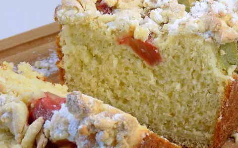 Puszyste ciasto drożdżowe z rabarbarem, posypane cukrem pudrem i kruszonką. Idealne na wiosenne popołudnie.